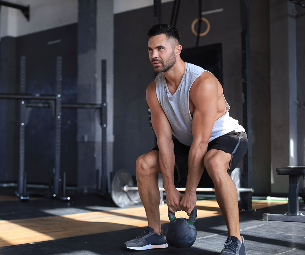 Mann mit Kettlebell